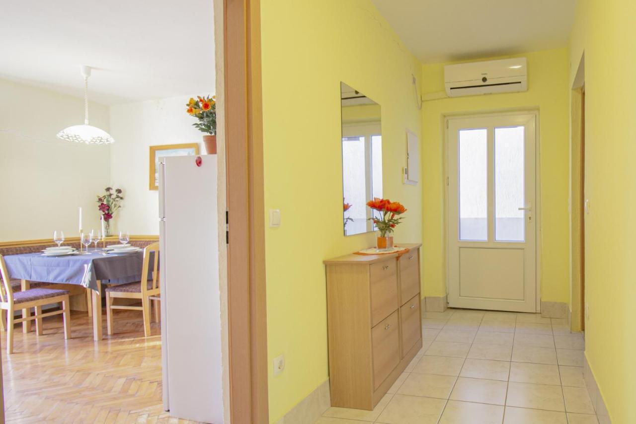 Apartment Coral Metajna Luaran gambar